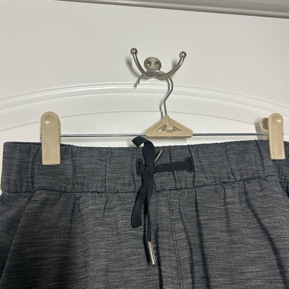 Lululemon On The Fly Shorts Gray Athletic Shorts size 6 - Picture 6 of 10